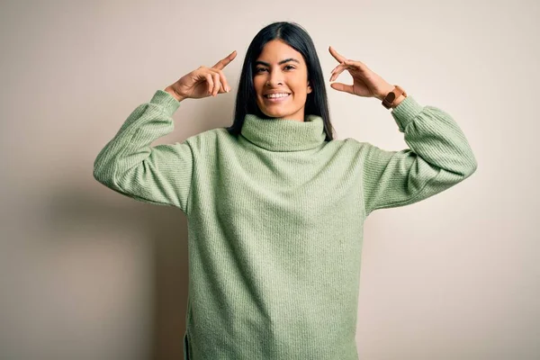 Junge Schöne Hispanische Frau Trägt Grünen Winterpullover Über Isoliertem Hintergrund — Stockfoto