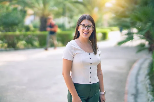 Junge Schöne Frau Lächelt Glücklich Und Zuversichtlich Mit Einem Lächeln — Stockfoto