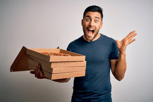 이탈리아 피자와 배경에 행복하고 흥분한 상자를 잘생긴 남자가 웃으며 승리의 — 스톡 사진
