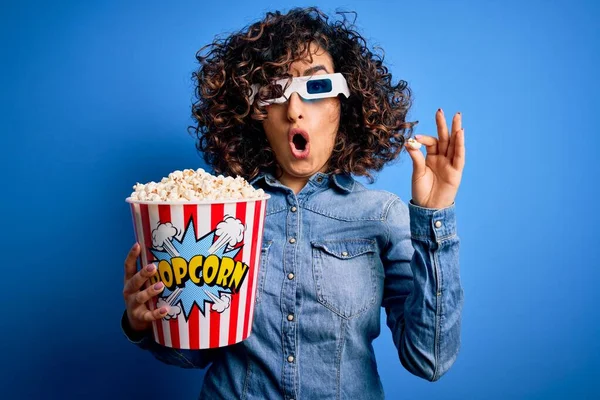 Joven Hermosa Mujer Árabe Rizado Viendo Película Usando Gafas Comer —  Fotos de Stock