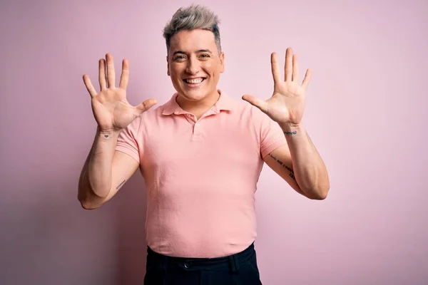 Ung Stilig Modern Man Bär Casual Rosa Shirt Över Isolerad — Stockfoto
