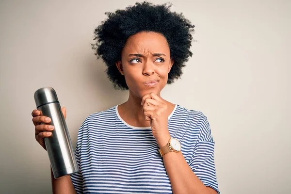 Jovem Afro Americana Afro Turista Com Cabelo Encaracolado Segurando Thermo — Fotografia de Stock