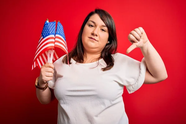 Hermosa Mujer Talla Grande Sosteniendo Estados Unidos Bandera Estados Unidos — Foto de Stock