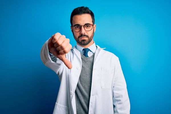 Joven Médico Guapo Con Barba Vistiendo Abrigo Gafas Sobre Fondo — Foto de Stock