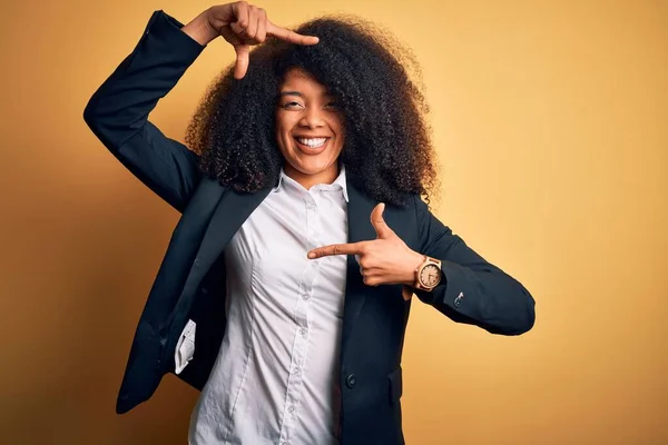 Νεαρή Όμορφη Αφροαμερικανίδα Επιχειρηματίας Αφρο Μαλλιά Φορώντας Κομψό Σακάκι Χαμογελώντας — Φωτογραφία Αρχείου
