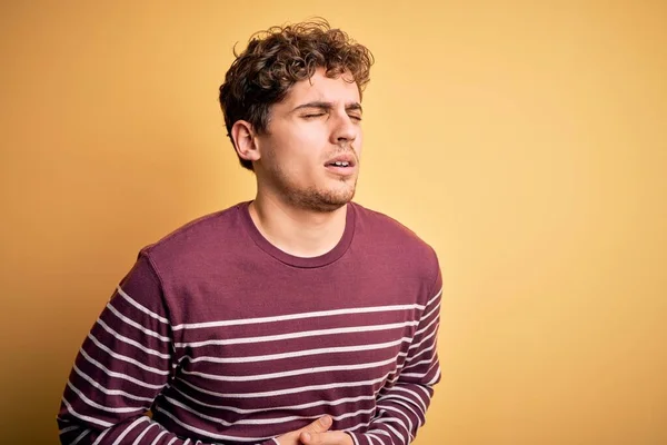 Joven Hombre Guapo Rubio Con Pelo Rizado Usando Suéter Rayas — Foto de Stock