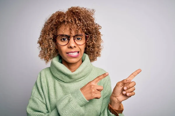 Ung Vacker Afrikansk Amerikansk Kvinna Bär Polotröja Och Glasögon Pekar — Stockfoto