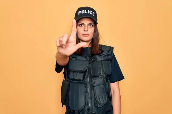 Joven Hermosa Mujer Policía Morena Vistiendo Uniforme Policía Prueba Balas — Foto de Stock