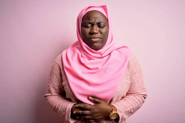 Ung Afrikansk Amerikan Storlek Kvinna Bär Muslimsk Hijab Över Isolerade — Stockfoto