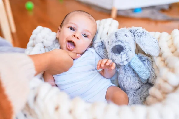 Evdeki Battaniyenin Üzerine Uzanmış Sevimli Bir Bebek Yeni Doğmuş Bebek — Stok fotoğraf