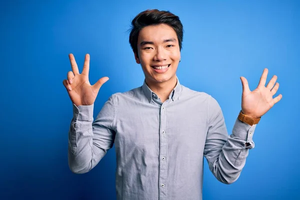 Mladý Pohledný Číňan Muž Sobě Ležérní Košili Stojící Nad Izolované — Stock fotografie