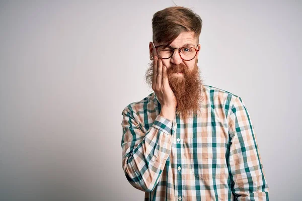 Guapo Pelirrojo Irlandés Con Barba Usando Gafas Camisa Hipster Pensando — Foto de Stock