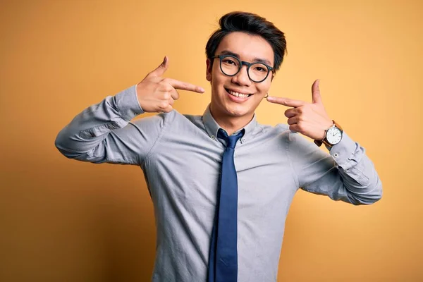 Mladý Pohledný Čínský Obchodník Brýlích Kravatě Přes Žluté Pozadí Vesele — Stock fotografie
