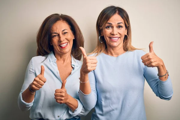 Middelbare Leeftijd Mooie Paar Zussen Staan Geïsoleerde Witte Achtergrond Succes — Stockfoto