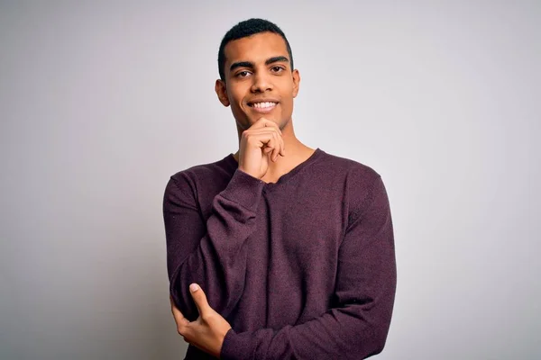 Joven Hombre Afroamericano Guapo Usando Suéter Casual Sobre Fondo Blanco —  Fotos de Stock