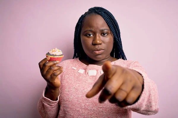 Junge Afrikanisch Amerikanische Size Frau Mit Zöpfen Die Süßen Schokokuchen — Stockfoto