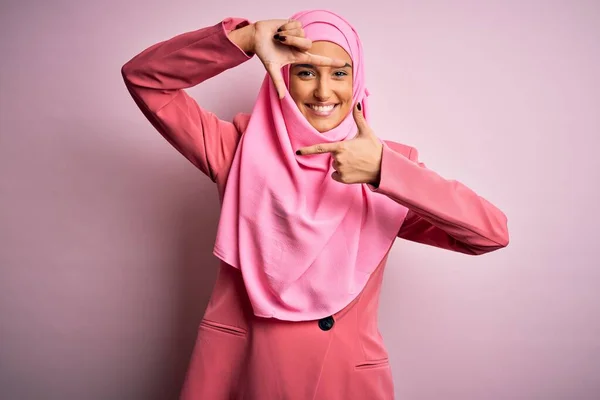 Junge Schöne Brünette Geschäftsfrau Rosa Muslimischen Hijab Und Business Jacke — Stockfoto