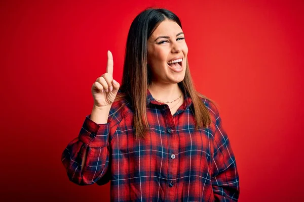 Mujer Hermosa Joven Con Camisa Casual Sobre Fondo Rojo Señalando —  Fotos de Stock