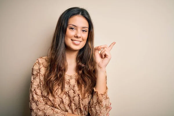 Joven Mujer Morena Hermosa Con Camiseta Casual Pie Sobre Fondo — Foto de Stock