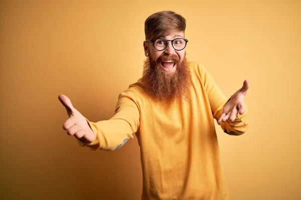 Bonito Irlandês Ruiva Homem Com Barba Vestindo Óculos Sobre Amarelo — Fotografia de Stock