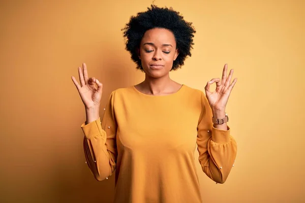 Joven Hermosa Afroamericana Afro Mujer Con Pelo Rizado Con Camiseta — Foto de Stock