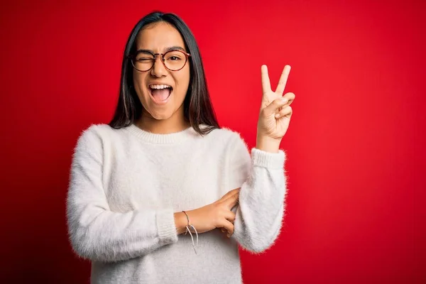 Joven Hermosa Mujer Asiática Con Suéter Casual Gafas Sobre Fondo —  Fotos de Stock