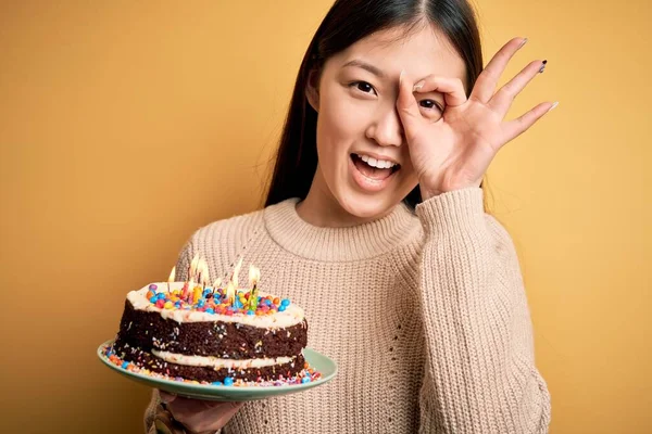 Junge Asiatische Frau Hält Geburtstagstorte Mit Kerzen Die Über Gelbem — Stockfoto