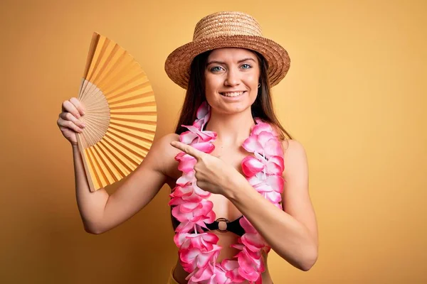 Young Beautiful Woman Blue Eyes Vacation Wearing Bikini Holding Hand — Stock Photo, Image