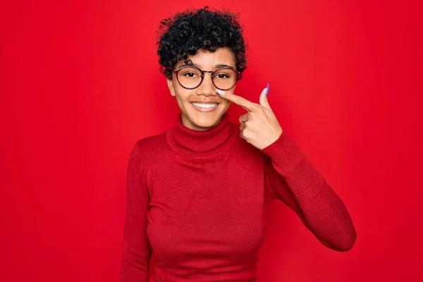 Jonge Mooie Afrikaanse Amerikaanse Afro Vrouw Draagt Coltrui Bril Wijzend — Stockfoto