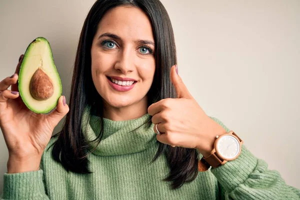 Ung Kvinna Med Blå Ögon Håller Mitten Frisk Avokado Över — Stockfoto