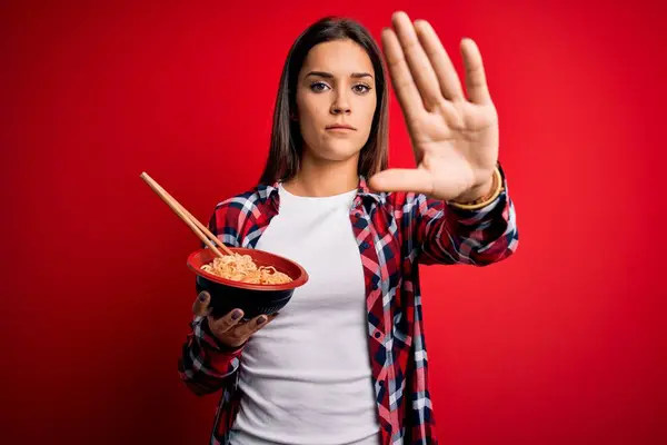 Jovem Bela Mulher Morena Comendo Macarrão Usando Pauzinhos Sobre Fundo — Fotografia de Stock