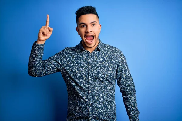 Homem Bonito Jovem Vestindo Camisa Casual Sobre Fundo Azul Isolado — Fotografia de Stock