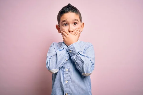 Ragazzino Che Indossa Camicia Elegante Piedi Sopra Sfondo Rosa Isolato — Foto Stock