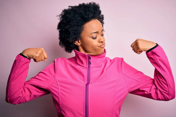 Jovem Afro Americana Afro Esportista Com Cabelo Encaracolado Vestindo Sportswear — Fotografia de Stock