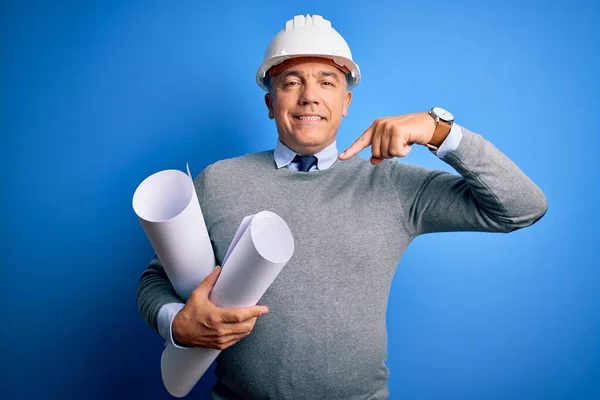 Meia Idade Bonito Homem Arquiteto Cabelos Grisalhos Usando Capacete Segurança — Fotografia de Stock