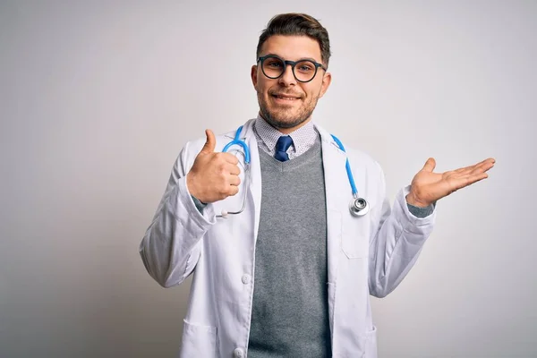 Giovane Medico Uomo Con Gli Occhi Azzurri Indossa Cappotto Medico — Foto Stock
