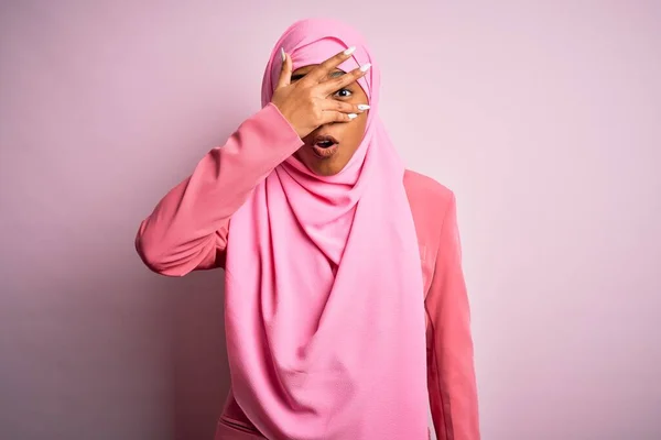 Jovem Afro Americana Africana Vestindo Hijab Muçulmano Sobre Fundo Rosa — Fotografia de Stock