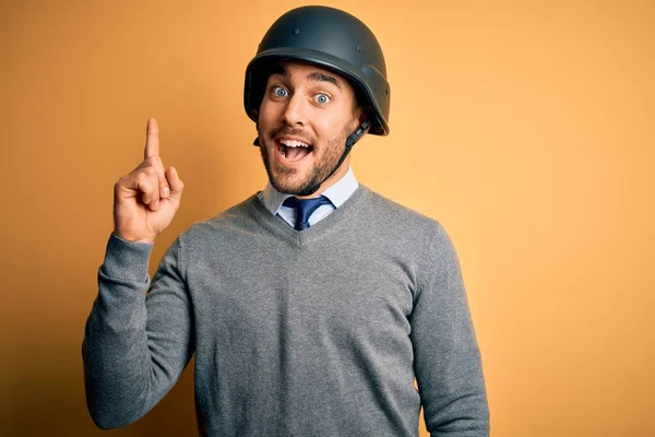 Jovem Empresário Bonito Vestindo Capacete Militar Sobre Fundo Amarelo Isolado — Fotografia de Stock