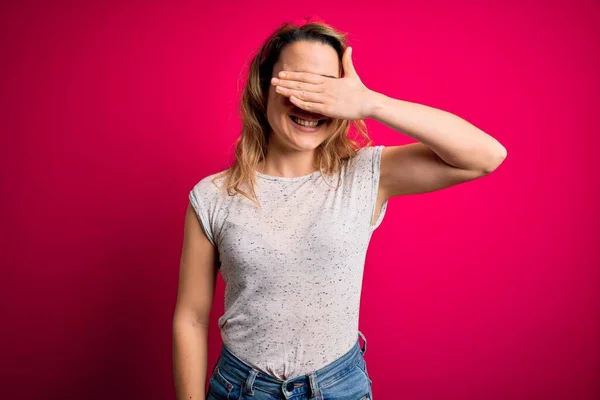 Young Beautiful Blonde Woman Wearing Casual Shirt Standing Isolated Pink — Stock Photo, Image