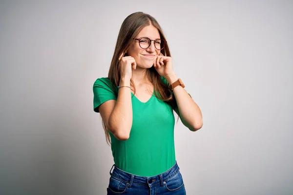 Joven Mujer Pelirroja Hermosa Vistiendo Casual Camiseta Verde Gafas Sobre — Foto de Stock