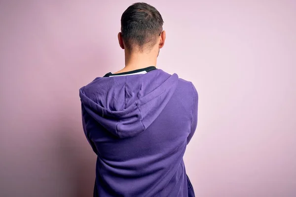 Jeune Bel Homme Portant Sweat Shirt Violet Des Lunettes Debout — Photo