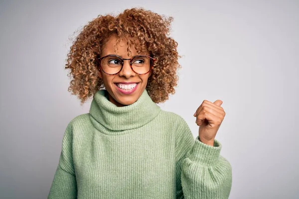 Ung Vacker Afrikansk Amerikansk Kvinna Bär Polotröja Tröja Och Glasögon — Stockfoto