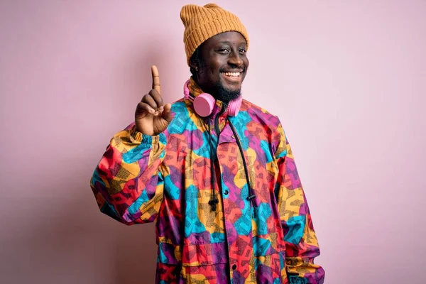 Młody Przystojny Afrykański Mężczyzna Ubrany Kolorowy Płaszcz Czapkę Różowym Tle — Zdjęcie stockowe