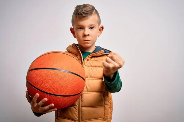 Jong Klein Kaukasisch Sport Kind Basketbal Houden Oranje Bal Geïsoleerde — Stockfoto