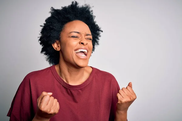 Ung Vacker Afroamerikansk Afro Kvinna Med Lockigt Hår Bär Casual — Stockfoto