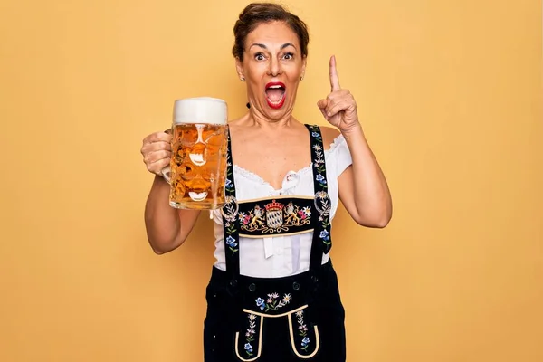 Middelbare Leeftijd Brunette Vrouw Dragen Duits Traditionele Oktoberfest Jurk Drinken — Stockfoto