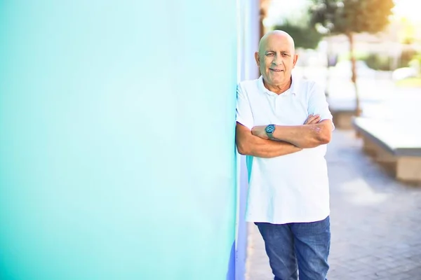 Uomo Anziano Bello Sorridente Felice Sicuro Appoggiato Muro Con Sorriso — Foto Stock