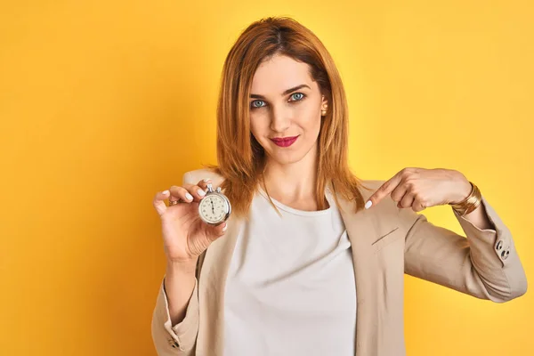 Roodharige Blanke Vrouw Met Stopwatch Gele Geïsoleerde Achtergrond Met Verrassingsgezicht — Stockfoto