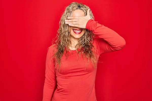 Jovem Mulher Loira Bonita Vestindo Camiseta Casual Vermelha Sobre Fundo — Fotografia de Stock