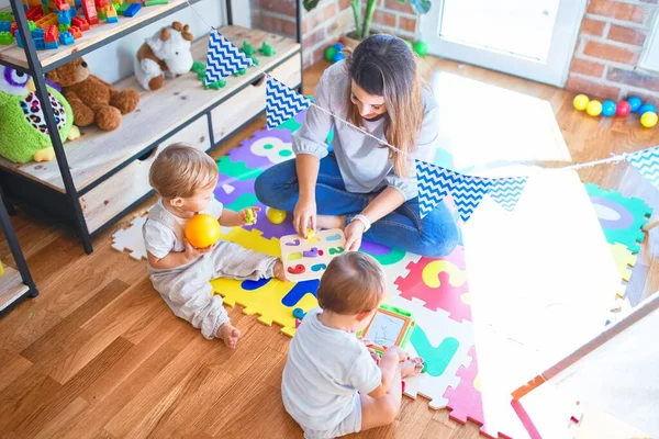 Schöne Lehrerin Und Kleinkinder Spielen Kindergarten Mit Viel Spielzeug — Stockfoto